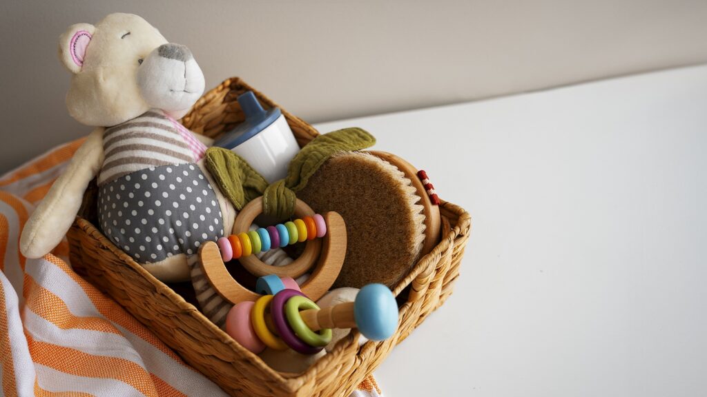 postpartum basket with copy space